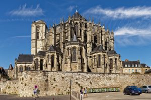 Die romanisch-gotische Kathedrale Saint-Julien du Mans wirkt außerordentlich wuchtig