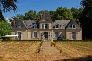 Das Haupthaus des Hôtel Domaine de Châtenay au Mans, ehemals ein Gut