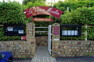 Nach Suchfahrt gefunden: Der Eingang zum 'Vieux Moulin' in Neuville-sur-Sarthe