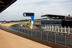Die erste Kurve auf dem Circuit des 24 Heures du Mans nach Start / Ziel ist eine Rechtskurve bergauf