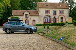 Das Auto wartet bereits, im Hintergrund eines der zu barrierefreien Ferienwohnungen umgebauten, ehemaligen Nebengebäude