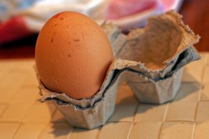 Eierbecher aus Eierverpackung zurechtgeschnitten