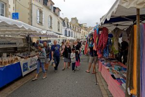 Markt n den engen Straßen von Le Guilvinec