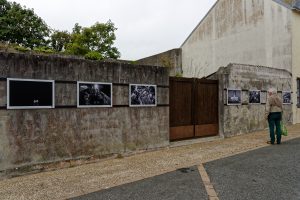 Ausstellung beeindruckend schlimmer Bilder von Flüchtlingen auf dem Mittelmeer