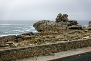 Der Blick vom Balkon des Ferienhauses auf die Rochers und das Meer