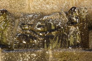 Schwer zu erkennen: Am Kalvarienberg von Notre Dame de Tronoën die Darstellung von Maria im Wochenbett mit entblößter Brust