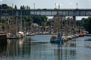 Vom Port Rhu aus die D207, die als Brücke den Ästuar Pouldavid überquert