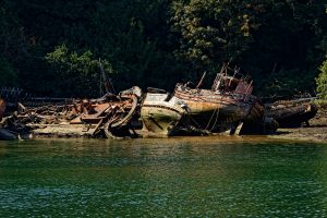 Ein Brauch: Ausgediente Boote werden Wind und Wetter überlassen