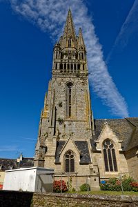 Die Église Saint-Herlé de Ploiré am Place Jean Gouill