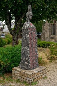 Der Kopf der Bigoudenfrau auf einem stilisierten Menhir ist eine Gedenkstätte für die Résistance.