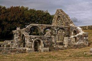 Die Ruine der Chapelle de Languidou, im Stil des des Städtchens Pont Croix erbaut, ein Fachbegriff