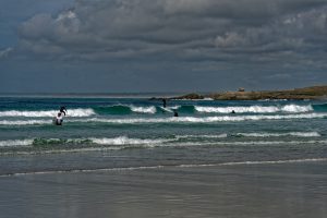 Surfer nutzen die recht ordentlich Brandung am Plage de Pors Carn