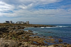 Direkt am Meer auf die Felsen gebaut sind die Häuser Wind und Wetter ausgesetzt