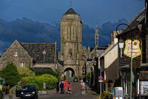 Die Hauptstraße mit der Kirche von Saint-Ronan