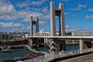 Die mächtige Hubbrücke 'Pont de la Recouvrance' überquert den 'Penfeld'