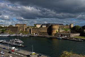 Die Burg von Brest vom Jardin des Explorateurs aus gesehen