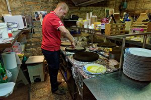 Die Köche erklären uns, wie Galettes richtig gebacken werden