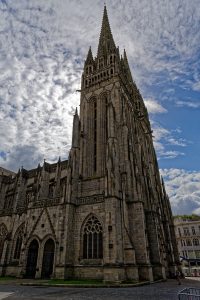 Mächtig recken sich die Türme der Kathedrale Sait Corentin gen Himmel