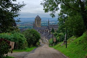 Der Blick von oben auf Locronan und die dominierende Kirche 