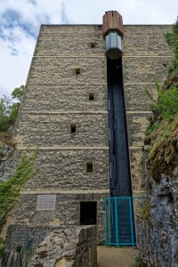 Ein Panorama-Aufzug bringt den Besucher wieder auf Ortsniveau