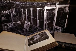 Foto der für Linz eingelagerten Bilder im Stollen. Im Vordergrund ein für Hitler bestimmter Katalog