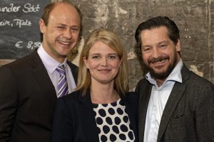 Moritz Fürmann (links, Bitz), Mira Bartuschek (Sophie Offergeld) und Fritz Karl (Falk)