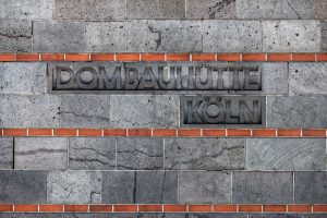 Am Eingang der Dombauhütte zu Köln