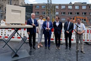 Bei der Präsentation des Grundsteines von links nach rechts: Der Vorsitzende der Landschaftsversammlung Rheinland, Prof. Dr. Jürgen Wilhelm, Kölns OB Henriette Reker, NRW-Ministerpräsident Armin Laschet, der Architelt Prof. Wolfgang Lorch, Dombaumeister Peter Füssenich und Steinmetz Markus Heindl