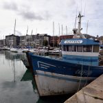 Die Trawler stehen bei Ebbe in angestautem Wasser.