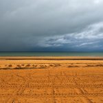 Die Wolken lassen der Sonne gerade so viel Spiel, dass sich der Sand verfärbt. @ Klaus W. Schmidt