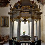 Das Taufbecken in der Eglise Notre Dame de Croaz-Batz in Roscoff.