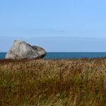 Am Strand von Plouescat wie hingeworfen. @ Klaus W. Schmidt