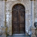 Eichenholzpforte am Ossuarium der Kirche von Lampol-Guimiliau. @ Klaus W. Schmidt