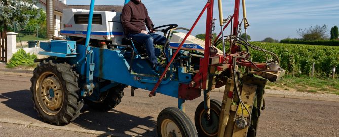 Der Patron, Christophe Bryczek, kommt auf dem Traktor zum Interview