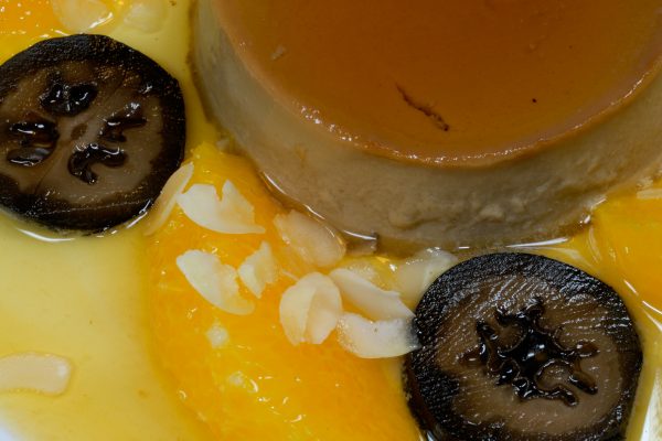 Espresso-Flan mit Orangenfilets und schwarzen Walnüssen