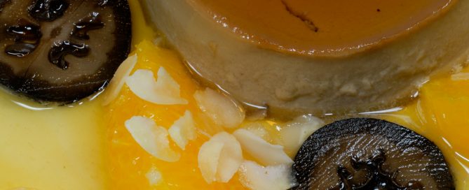 Espresso-Flan mit Orangenfilets und schwarzen Walnüssen