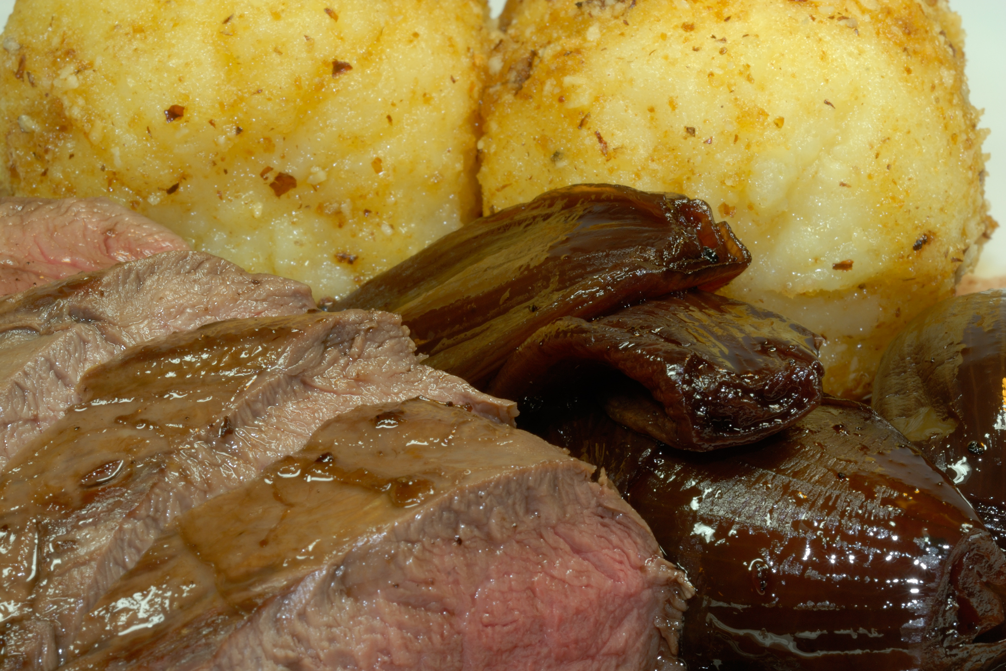 KmP_Hauptspeise_Wild_Hirschfilet-mit-Rotweinschalotten-und ...