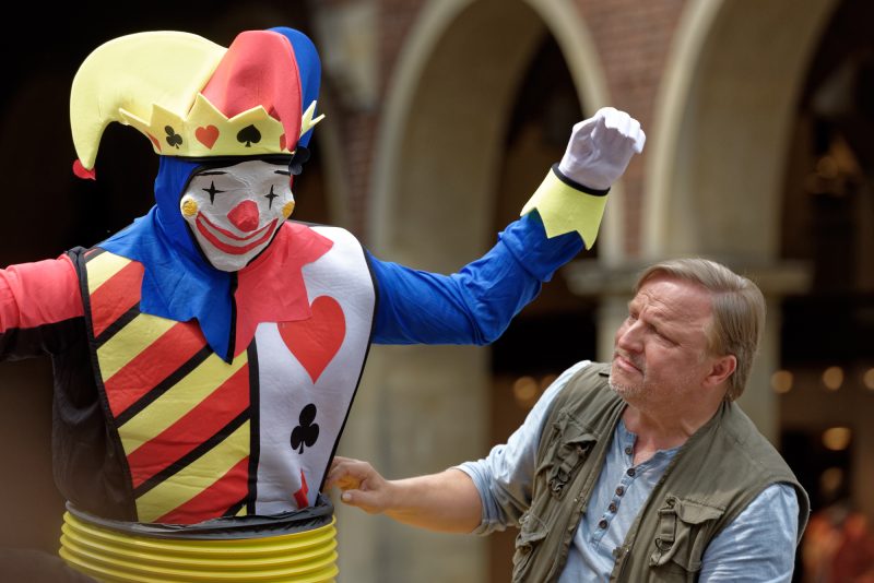 Thiel sieht sich die Clown-Skulptur genau an