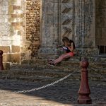 Beschäftigt auf den Stufen der romanisch-gotischen Kathedrale Saint-Julien du Mans