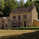 Auf dem Gelände des Hôtel Domaine de Châtenay au Mans, das Seitengebäude