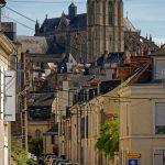 Die Kathedrale Saint-Julien du Mans über die Dächer der Altstadt gesehen