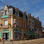 Ein Haus wie eine Litfaßsäule mit Werbung am Ende der Avenue de la Libération