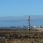 Eine Boje bei Ebbe in der Nähe des Phare d’Eckmühl