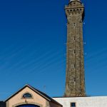 Der Phare d’Eckmühl, unten eine Halle für ein Rettungsboot