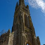 Die Église Saint-Herlé de Ploiré am Place Jean Gouill wird zum Zeitpunkt unseres Aufenthaltes restauriert