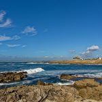 Auf den Rochers von Saint-Guénolé mit Blick auf den Plage de Pors Carn am Horizont