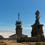 Das Sémaphore und die Skulptur stehen in einer Linie zur Pointe du Raz