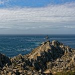 Die Felsen der Pointe du Raz erheben sich gezeitenabhängig etwa zweiundsiebzig Meter aus dem Meer