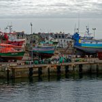 Auf dem Gelände der Werft im Hafen von Le Guilvinec sind Fischtrawler abgestellt