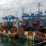 Fischtrawler am Pier des Hafens von Le Guilvinec mit ihren Fanggerätschaften festgemacht